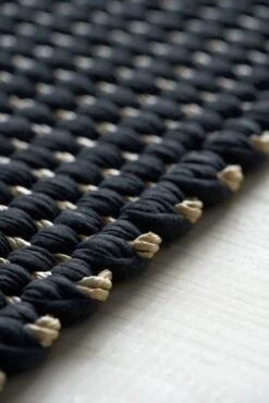 Woodnotes Duetto 1 Rug, Natural - Black 9 Woodnotes Duetto 1 Rug, Natural - Black -Fine Home Textiles Store Duetto 1 17101002 colnatural black hand woven 3 detail