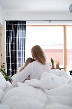 Joutsen Syli Down Duvet, 240 X 220 Cm, Warm 12 Joutsen Syli Down Duvet, 240 X 220 Cm, Warm -Fine Home Textiles Store Joutsen Syli people 2 medres jpg 3