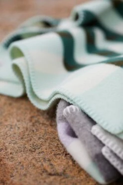 Røros Tweed Kvam Throw, 135 X 200 Cm, Green -Fine Home Textiles Store KVAM 5213 M Green