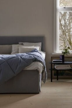 Matri Moona Double Bed Cover, 260 X 260 Cm, Fog Blue - Steam 7 Matri Moona Double Bed Cover, 260 X 260 Cm, Fog Blue - Steam -Fine Home Textiles Store Matri Basic Quilted Moona fog blue Front 0256 lr