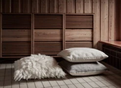 Anno Villatalja Floor Cushion, 70 X 70 Cm, Natural White -Fine Home Textiles Store Villatalja Taival villa lattiatyyny luonnonvalkoinen luonnonharmaa anno aw21 Anno Collection