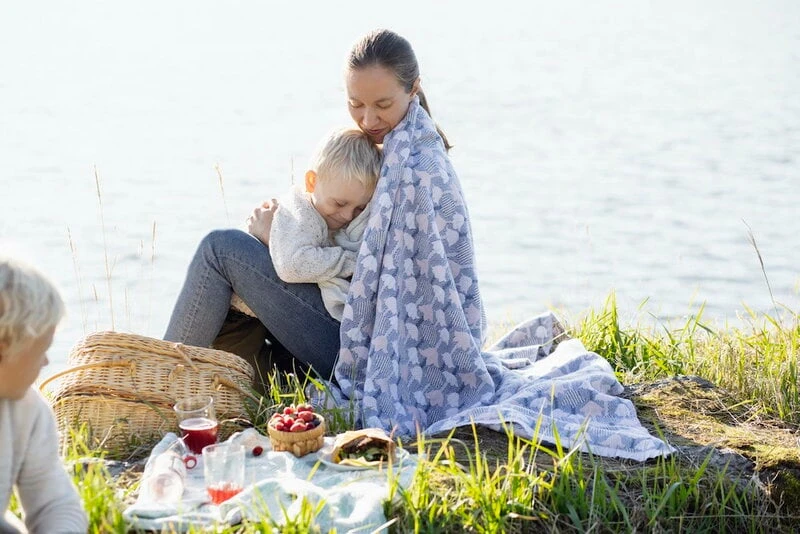 Lapuan Kankurit Tulppaani Blanket, 130 X 180 Cm, Rose - Blue 4 Lapuan Kankurit Tulppaani Blanket, 130 X 180 Cm, Rose - Blue - Image 2