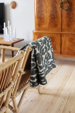 Lapuan Kankurit Jäkälä Blanket, White - Green 6 Lapuan Kankurit Jäkälä Blanket, White - Green -Fine Home Textiles Store lapuankankurit jakala blanket white green 3