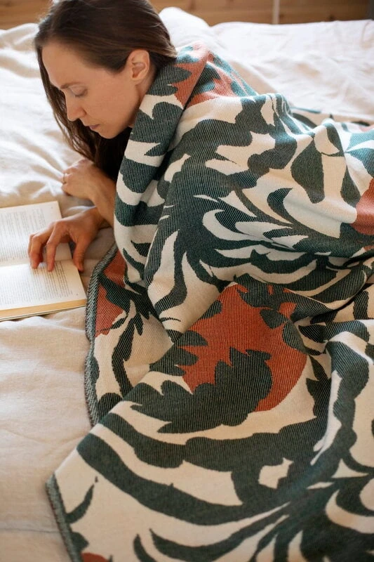 Lapuan Kankurit Kuutamo Blanket, Green - Cinnamon 4 Lapuan Kankurit Kuutamo Blanket, Green - Cinnamon - Image 2