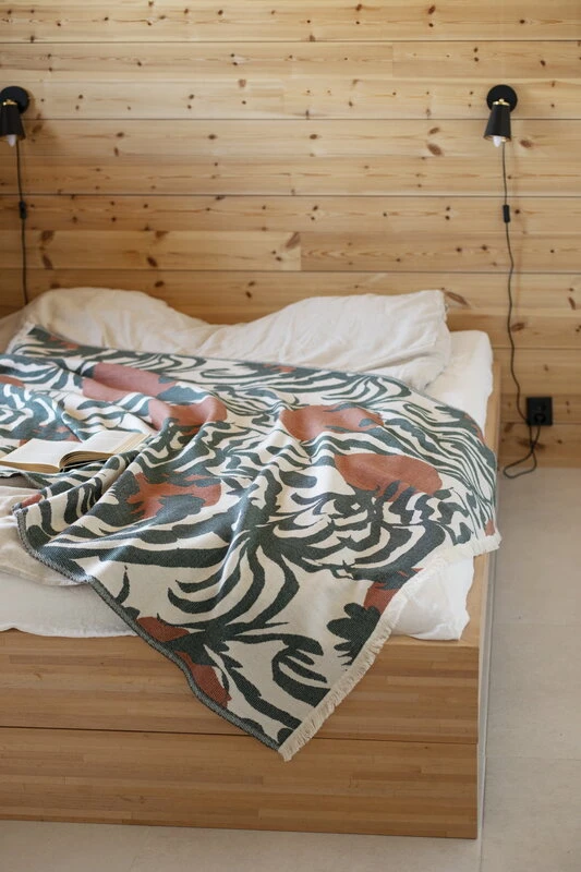 Lapuan Kankurit Kuutamo Blanket, Green - Cinnamon 6 Lapuan Kankurit Kuutamo Blanket, Green - Cinnamon - Image 4