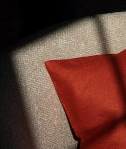 MENU Mimoides Pillow, 40 X 40 Cm, Burnt Sienna 10 MENU Mimoides Pillow, 40 X 40 Cm, Burnt Sienna -Fine Home Textiles Store sisustuskuva Mimoides Pillow burnt sienna VS